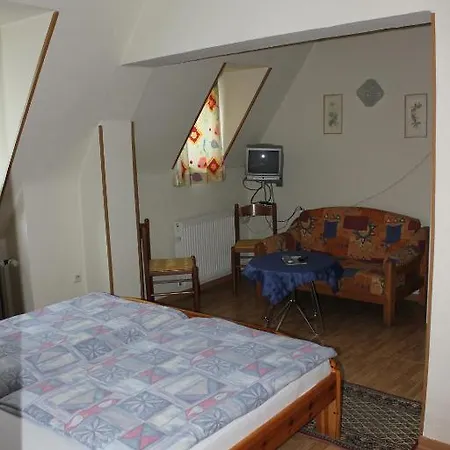 Отель Hotel-cafe Am Romerweinschiff